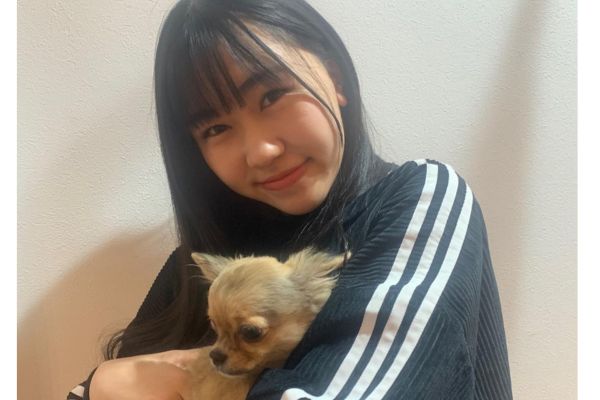 鈴木夢が犬を抱いているインスタの写真